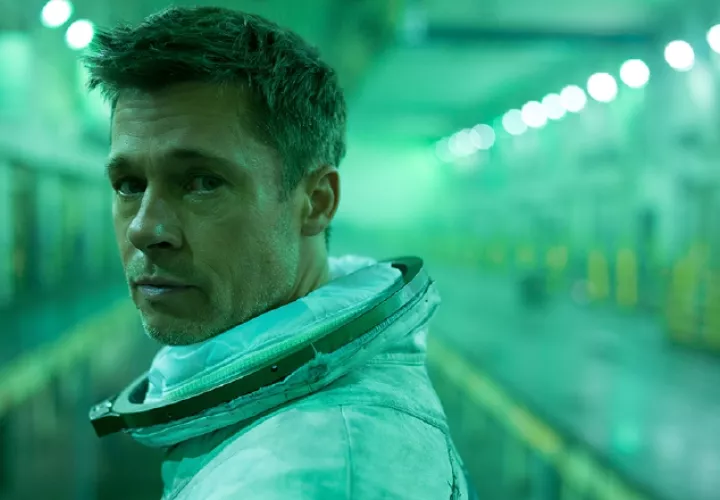 Brad Pitt  en 'Ad Astra' es un astronauta que viaja a los confines del sistema solar.  https://www.latercera.com/