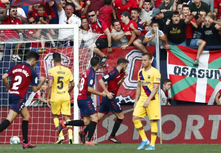 Roberto Torres (2d) celebra  uno de sus tantos ante  el FC Barcelona. EFE