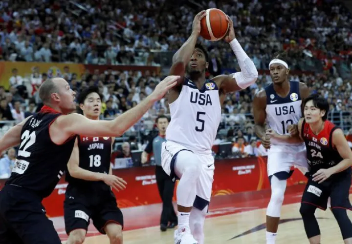 Donovan Mitchell (5) ataca el aro ante la defensa de Japón. EFE