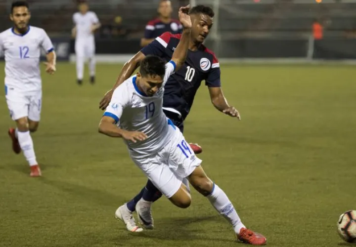El Salvador buscó el empate en los últimos minutos, pero los dominicanos se defendieron bien. Foto EFE