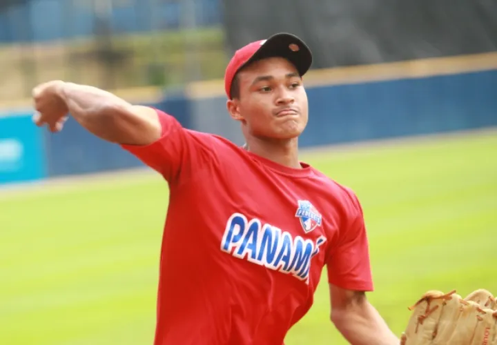 Esmith Pineda pegó el imparable que impulsó la carrera ganadora de Panamá sobre Cuba. Foto Anayansi Gamez