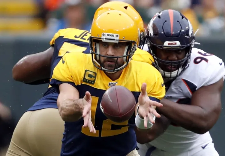 Rodgers pasó para 235 yardas.