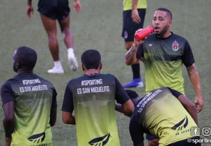 Ernesto Sinclair (der.), en los entrenamientos del Sporting San Miguelito.  @sportingsmfc