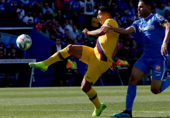 Luis Suárez (izq.) del Barcelona conduce el balón. EFE