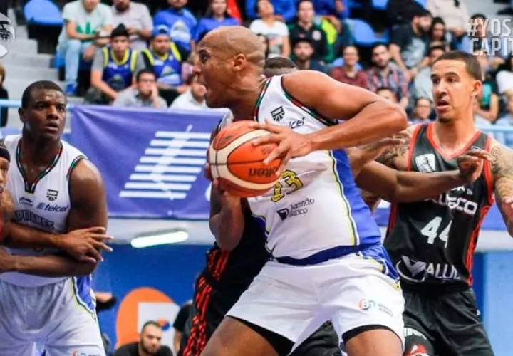 Ernesto Oglivie (23)  durante la acción del partido. Fotos Capitanes