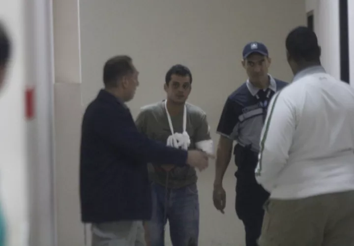 Acudió con venda en el brazo. Edward Santos
