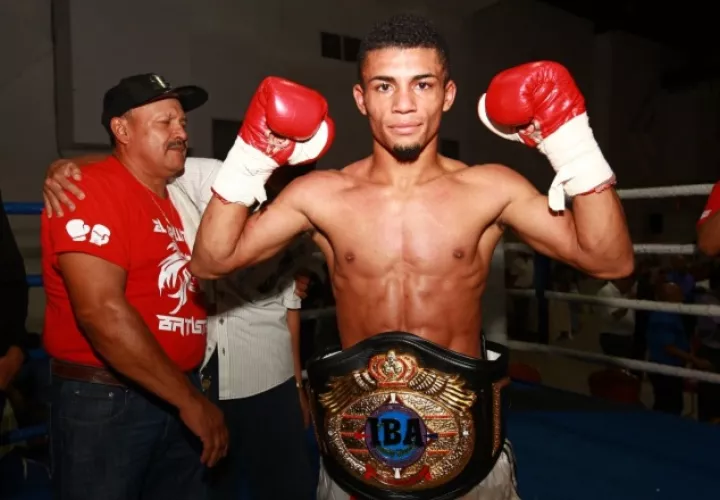 Ronal "Gallito" Batista (izq.)  es 15 en las 115 libras, mientras que "Chemito" Moreno es octavo en las 126 libras. Anayansi Gamez 