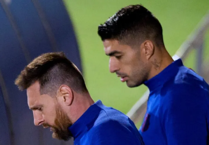 Leo Messi (izq.) y el uruguayo Luis Suárez  EFE
