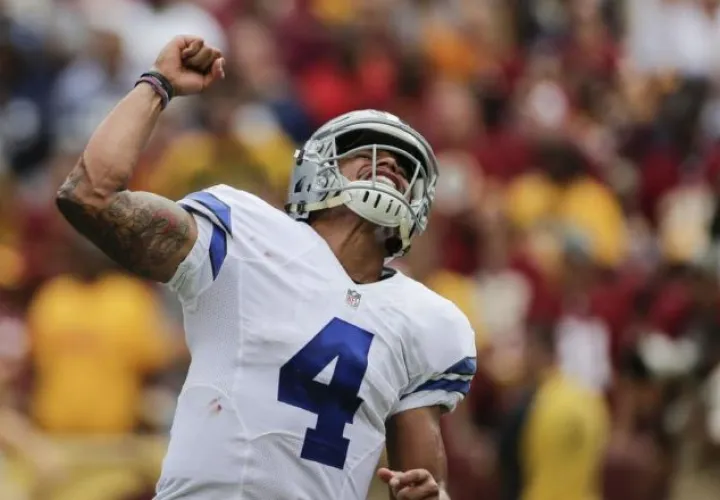 Dak Prescott enfrentará al veterano Tom Brady. Foto AP