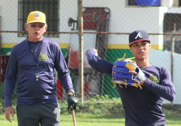 Israel Delgado (izq.) supervisa a Abdiel Alonso durante los entrenamientos. @Fedebeis