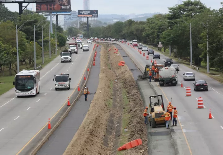Cuando se construía el carril adicional en el Corredor Sur. El proyecto, en septiembre del año pasado, seguía en ejecución. Archivo