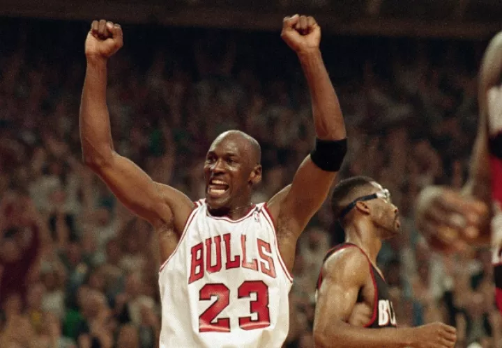 Michael Jordan celebraa una victoria de los Bulls conttra Portland Trail Blazers. AP 