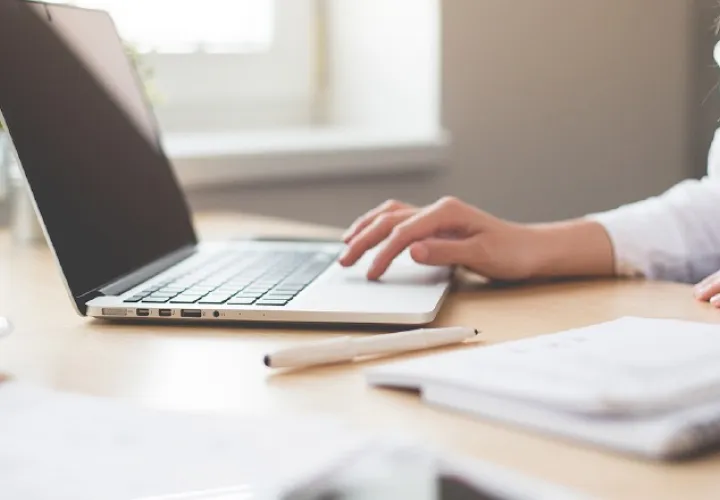 El colaborador debe contar el equipo necesario.  Pixabay