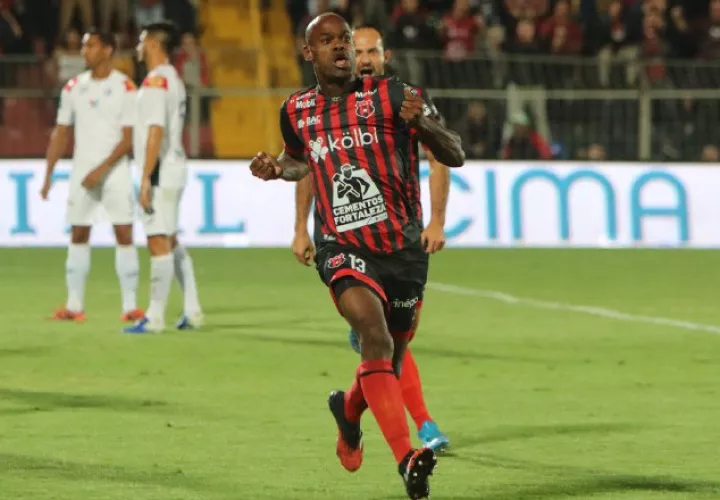 Adolfo Machado defensa central de la Liga Deportiva Alajuense. Foto:@ldacr