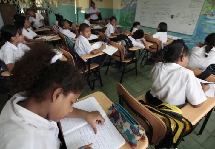 Los docentes dicen que no permitirán que cesen los nombramientos. Archivo.