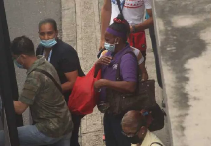 A pesar de que muchos panameños han aprendido a respetar las medidas de distanciamiento en las paradas del transporte público, el aumento de usuarios hace que las autoridades se esfuercen a fondo para evitar la propagación del COVID-19. La situación se torna más difícil en los lugares más apartados, en donde las autoridades tienen poca presencia y el flujo de pasajeros es mayor y en condiciones de hacinamiento.   