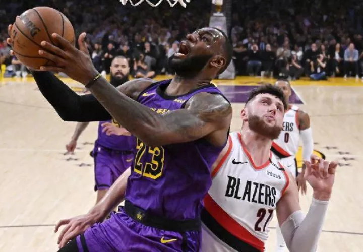 LeBron James de los Lakers se dirige a anotar una canasta. Foto:AP