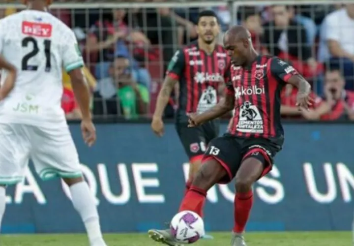 Adolfo Machado defensa central del Alajuelense. Foto:ldacr