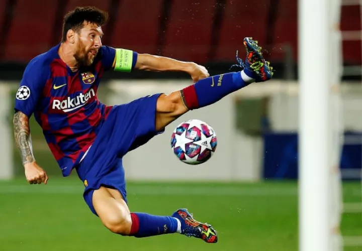 Leo Messi intenta controlar el balón en una jugada en el partido contra Nápoles. Foto:EFE