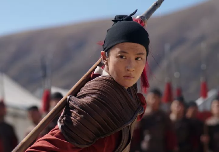 Niki Caro le da vida al relato de la legendaria guerrera china en la nueva película de Disney, 'Mulán'. Cortesía/mulanlatam