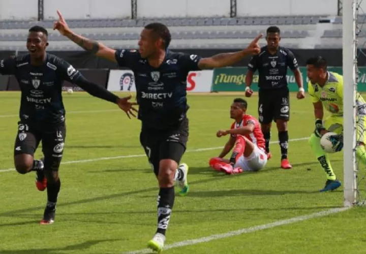 Gabriel Torres festeja su gol. Foto:@IDV-EC