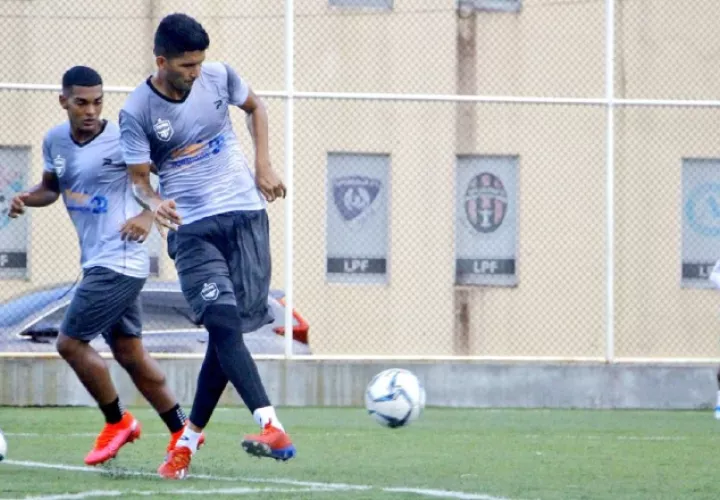  Edwin Aguilar del Tauro patea el balón. Foto:Twitter