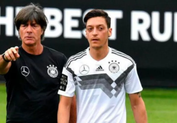 Joachim Löw y Mesut Özil de Alemania.  Foto:EFE