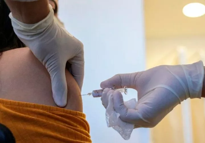 Los primeros en ser vacunados serán los trabajadores de la salud, los más expuestos al virus. Foto ilustrativa