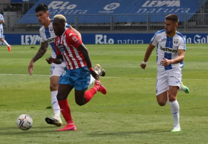 José Luis 'Puma'Rodríguez conduce el balón en un partido del Lugo. Foto:EFE