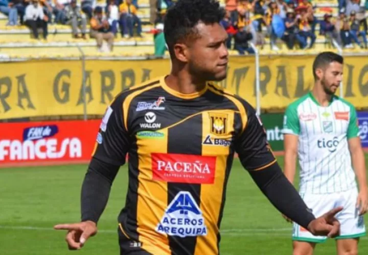 Rolando 'Toro' Blackburn delantero del equipo boliviano. Foto:Twitter