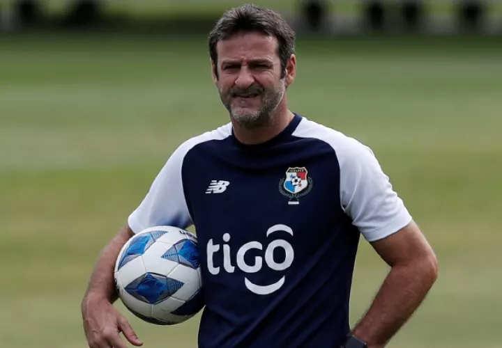 Técnico Thomas Christiansen, planifica su estrategia. EFE