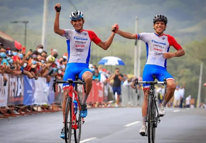 El chiricano Alex Strah ganó el año pasado el Centroamericano de Ciclismo de Ruta, cruzó la meta media rueda atrás, Franklin Archibold. Foto: Fepaci