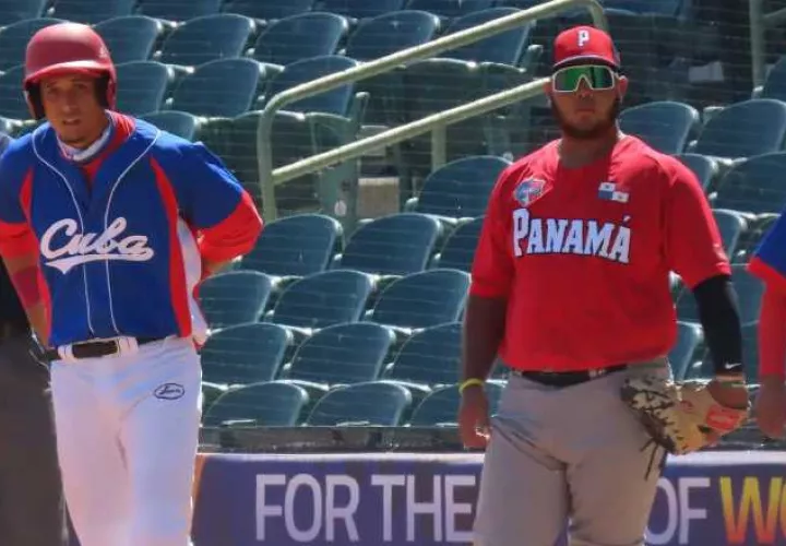 Erasmo Caballero de Panamá (der.) cubre la primera base, en el juego de ayer contra Cuba en el Mundial U23. Foto: Fedebeis