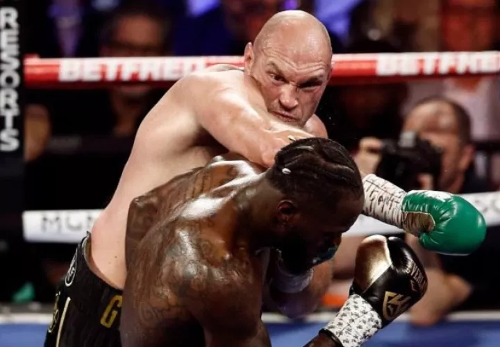 Tyson Fury golpea a Deontay Wilde en su segunda pelea. Foto: EFE