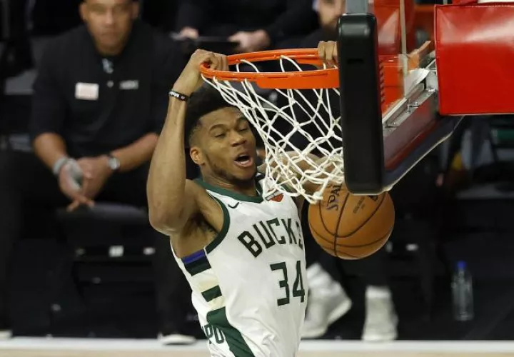Giannis Antetokounmpo de los Bucks. Foto:EFE