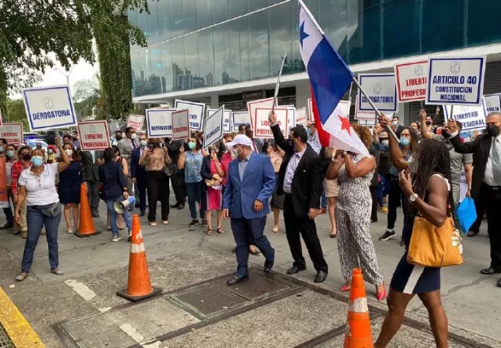 A inicios del año, los abogados, artesanos y otros profesionales, realizaron protestas contra la ley 256, y presentaron acciones contra la misma por la vía legal y legislativa.  Archivo