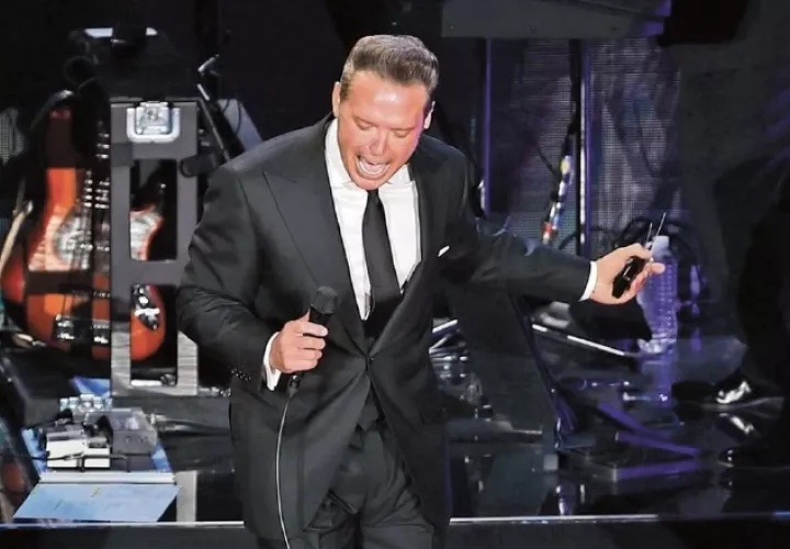 Luis Miguel sufrió una caída en su quinto concierto en México, de su actual gira. EFE