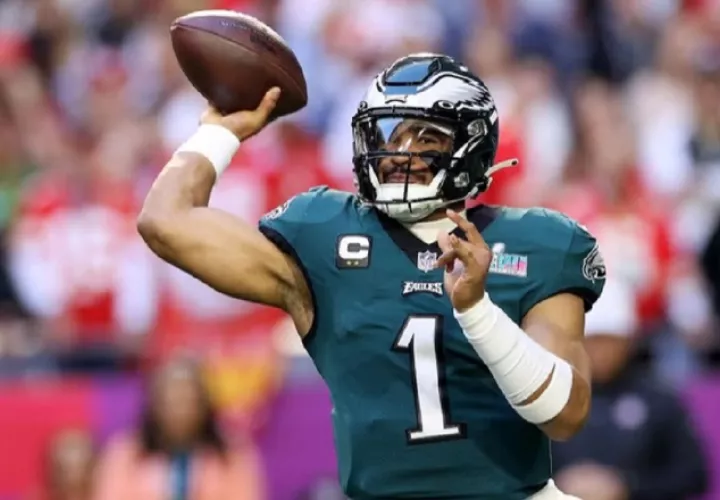 El mariscal de campo de los Philadelphia Eagles,  Jalen Hurts. Foto:EFE