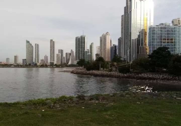 La limpieza y descontaminación también incluyen cinco tramos de la Bahía de Panamá. Archivo