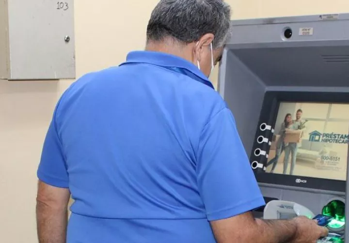 La mayoría de los jubilados cobran mediante tarjeta de débito. Cortesía