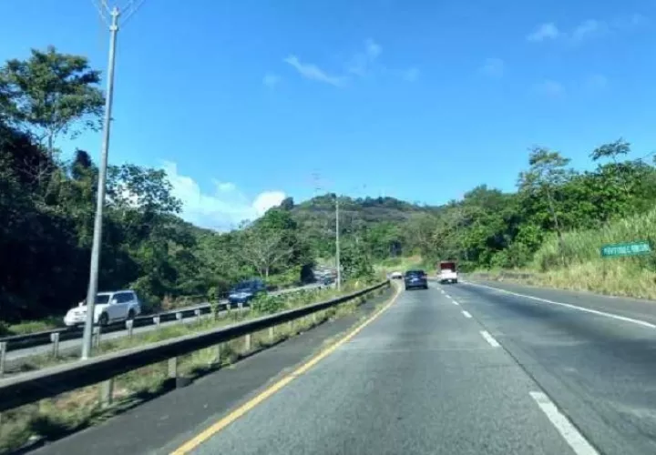 Las actuales vías al puente Centenario, que datan de 2005, solo son de cuatro carriles, dos en cada paño. El puente tiene seis carriles.  Archivo