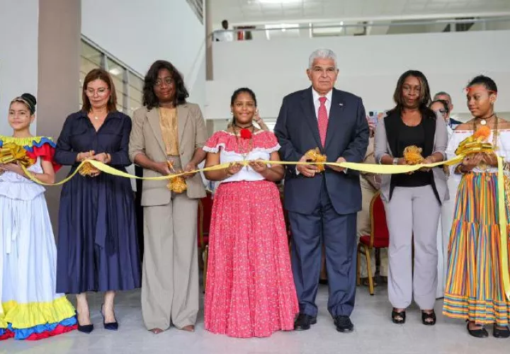 Durante el corte de cinta para la inauguración formal.  Cortesía