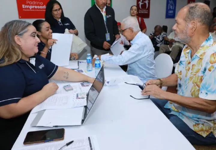 Héroes de la gesta patriótica recibieron sus tarjetas de débito. Cortesía