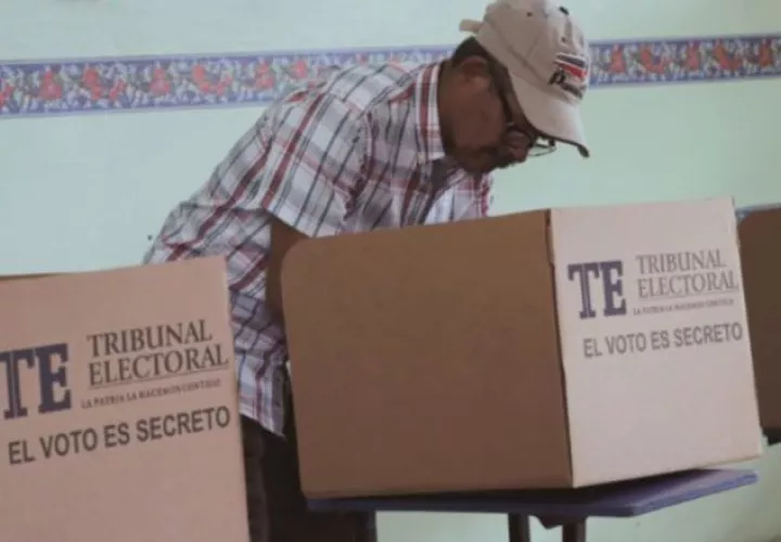 Un ciudadano ejerce su voto en las pasadas elecciones de 2024. Archivo