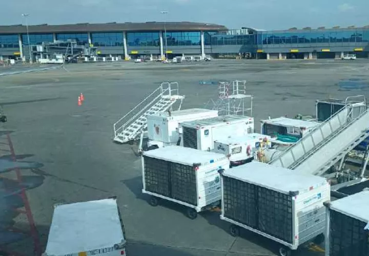 Vista de la pista de abordaje del aeropuerto de Tocumen, con la Terminal 2 y su unión con la Terminal 1, al fondo. Archivo