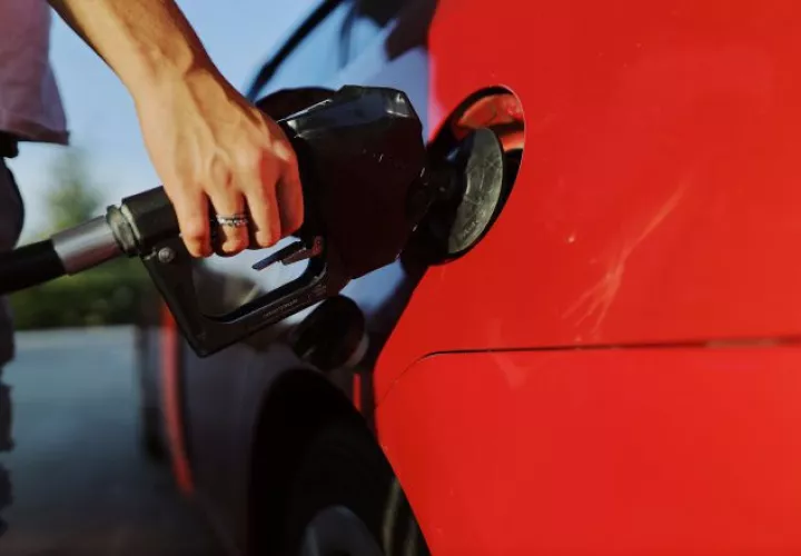 En dos meses, los precios de la gasolina y el diésel han disminuido entre 37 y 69 centavos el galón, aunque todavía están altos. Foto ilustrativa