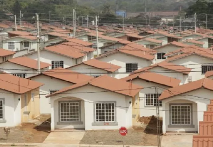 Los panameños, antes de adquirir una vivienda, valoran su precio, ubicación y diseño.  Archivo
