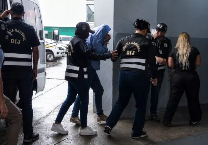 A los presuntos implicados se les acusa de crimen organizado, corrupción de servidores públicos, delitos contra la fe pública, blanqueo de capitales, entre otros.  Cortesía / Mejorada con IA