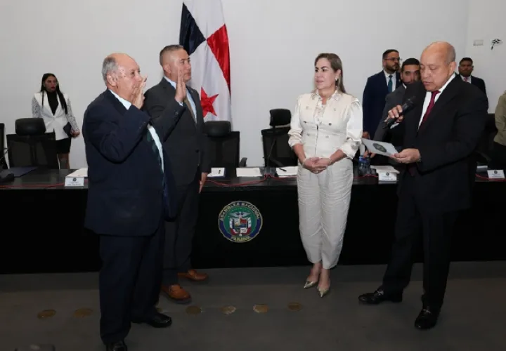 El presidente de Salud, Crispiano Adames, juramenta al resto de la directiva, ante la mirada de la presidenta Shirley Castañedas. Cortesía