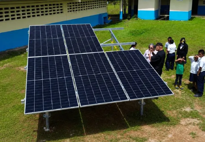 La institución continuará con la instalación de acueductos con paneles solares interconectados a la red para disminuir la facturación de quienes ya cuentan con el servicio, pero no pueden pagarlo. Cortesía / Mejorada con IA
